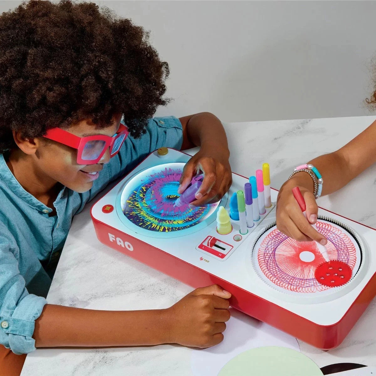 FAO Schwarz Spin & Twist 3D Glow Art Station 46pc Spirograph Set